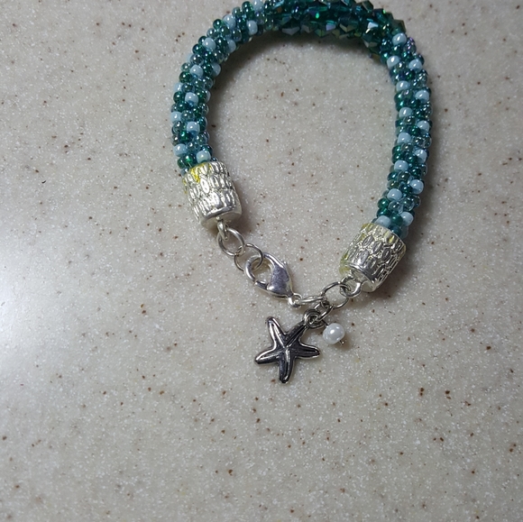 Beautiful beaded and crystal bracelet - Picture 5 of 8